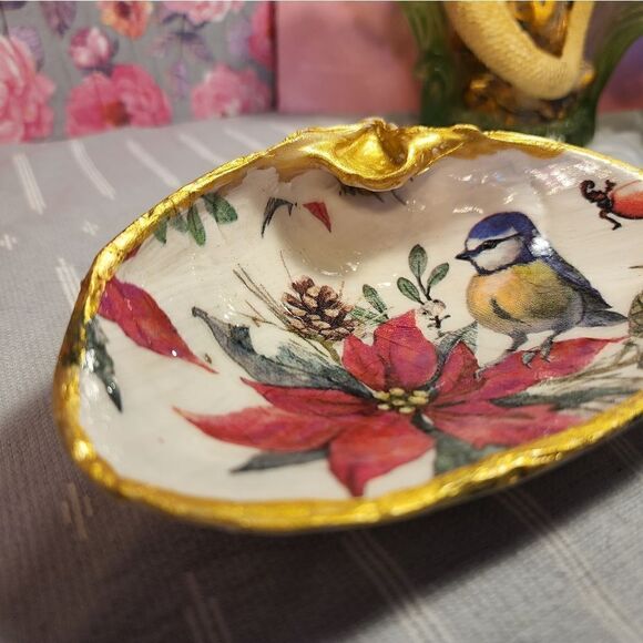 DECOUPAGE CLAM SHELL DECOUPAGE CHRISTMAS POINSETTIA AND BIRD ON A CLAM SHELL - Picture 5 of 7